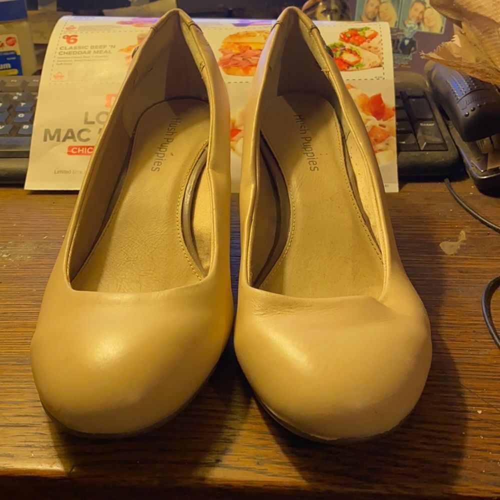 Hush puppies tan heels sz. 8.5